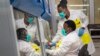 Les scientifiques Melva Mlambo, à droite, et Puseletso Lesofi, se préparent à séquencer des échantillons du variant Omicron au centre de recherche Ndlovu à Elandsdoorn, en Afrique du Sud, le 8 décembre 2021.