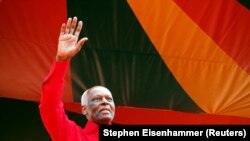 José Eduardo dos Santos num comício do MPLA em Luanda a 19 de Agosto, 2017