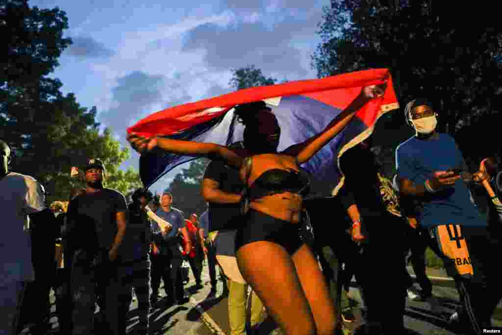 Moun sa yo ap pran plezi yo nan festival J&#39;ouvert la nan Brooklyn, Nouyok siti, 6 Septanm, 2021. 