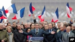 Le candidat François Fillon donne un discours à ses militants à Paris, le 5 mars 2017. 