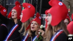 Manifestation à Paris, dimanche 6 octobre 2019, contre un projet de loi français qui donnerait aux couples de lesbiennes et aux femmes célibataires l'accès à la fécondation in vitro et aux procédures connexes.
