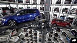Les voitures de volkswagen sont montées à l'intérieur d'une tour de livraison de l'entreprise dans Wolfsburg, Allemagne, le 14 mars 2017.