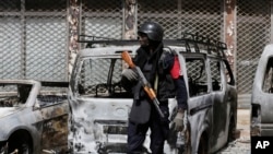 Un policier devant l'hôtel Splendid à Ouagadougou (AP Photo/Sunday Alamba)