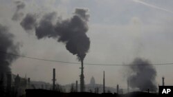 De la fumée s'échappe d'une raffinerie de pétrole devant le Capitole de l'État de l'Utah à Salt Lake City, le 10 décembre 2018.
