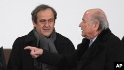 Le président de l'UEFA Michel Platini (à gauche) et le président Sepp Blatter, suspendus pour un paiement suspect qui est sous enquête.