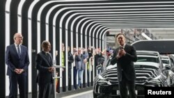 Olaf Scholz na Elon Musk wakihudhuria hafla ya kuzinduliwa kwa kiwanda kipya cha magari ya Tesla huko Gruenheide, Ujerumani, Machi 22, 2022. Picha ya Reuters