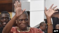 L'ancienne Première dame Simone Gbagbo salue ses partisans lors de son arrivée au palais de Justice, le 9 mai 2016.