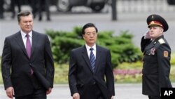 烏克蘭總統亞努科維奇和中國國家主席胡錦濤2011年6月20日在基輔檢閱儀仗隊