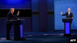 Le président américain Donald Trump (à g.), candidat du parti républicain, et l'ancien vice-président Joe Biden, candidat du parti démocrate, lors de leur débat final à Nashville, Tennessee, le 22 octobre 2020.