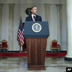 Obama comenta a queda de Mubarak, saúda a dignidiade do povo egípcio e exorta os militares a procederem a uma transição "credível" para a democracia.