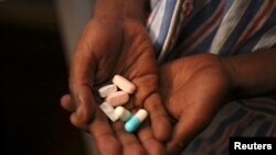 Mgonjwa wa HIV akionesha dawa za ARV