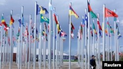Des drapeaux de différents pays sont installés près des bâtiments où a lieu la COP22 à Marrakech, Maroc, le 6 novembre 2016.
