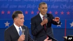 Le républicain Mitt Romney parle devant Barack Obama