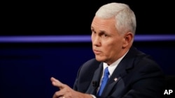 Gavana Mike Pence akijieleza katika mdahalo