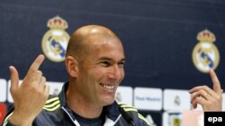 Zinédine Zidane tient une conférence de presse à l'issue d'une séance d’entrainement à Valdebebas sports, près de Madrid, Espagne, 29 avril 2016. epa / Paco Campos