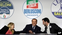 Giorgia Meloni de "Frères d'Italie", Silvio Berlusconi de "Forza Italia" , et Matteo Salvini de "La Ligue", lors d'une réunion électorale, Rome, Italie, le 1er mars 2018. 