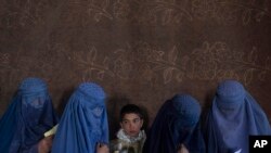 Wanawake raia wa Afghanistan wakisubiri kupatiwa msaada katika kituo cha Shirika la Mpango wa Chakula la UN, WFP.