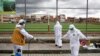 Trabajadores de la salud desinfectan a un colega en El Alto, Bolivia, en medio de un repunte de la pandemia de coronavirus en el país, el 16 de enero de 2021.