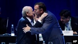 Le président la Fifa, Sepp Blatter, à gauche, félicite Juan Angel Napout après après la confirmation de ce dernier comme président de la Conmebol lors d'un congrès général de la Confédération de football sud-américain, à Asuncion, Paraguay, 4 mars 2015.