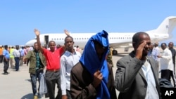 Des ressortissants somaliens déportés arrivent à l'aéroport de Mogadiscio, Somalie, 9 avril 2014.