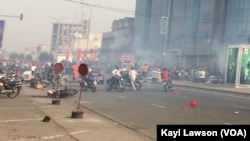 Affrontements entre policiers et manifestants à Deckon au centre-ville de Lomé, au Togo, le 28 décembre 2017. (VOA/Kayi Lawson)