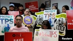 Des personnes se rassemblent lors d'une conférence de presse à la New York Immigration Coalition suite à l'annonce du ministère américain de la Sécurité intérieure (DHS) de la fin en 2019 d'un statut spécial qui protège d'expulsion plus de 200.000 Salvadoriens résidant aux Etats-Unis, Manhattan, New York City, États-Unis, le 8 janvier 2018.