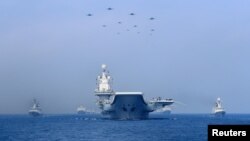  中國海軍在南中國海軍演展示軍艦與戰機。（2018年4月12日） 