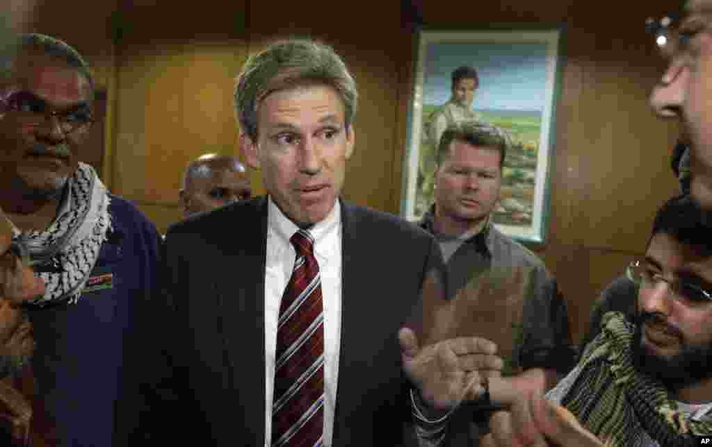 L&#39;ambassadeur Chris Stevens s&#39;adressant &agrave; la presse locale &agrave; l&#39;h&ocirc;tel Tibesti de Benghazi (avril 2011) 