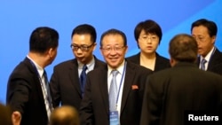 2013年9月18日，北韓第一副外相金桂冠（中）抵達在北京釣魚台國賓館參加六方會談開啟10周年論壇會的開幕式。