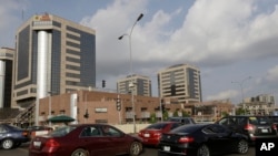 Des voitures font la queue pour remettre de l'essence à la station de la Nigerian National Petroleum Corporation à Abuja, Nigeria, le 26 mai 2015.