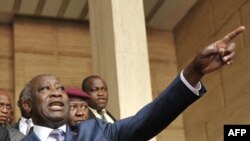 L'ancien président ivoirien Laurent Gbagbo après une rencontre avec le chef de l'Union africaine et le président malawien Bingu wa Mutharika au palais présidentiel à Abidjan, le 25 janvier 2011.
