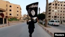 Un combattant de l'État islamique à Raqqa le 29 juin 2014. REUTERS / Stringer/ Archives