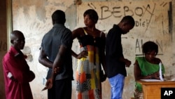 Les électeurs font la queue pour voter dans le quatrième arrondissement lors du second tour de l'élection présidentielle, Bangui, en République centrafricaine, 14 février 2016.