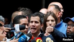 Le chef de l'opposition vénézuélienne et président autoproclamé par intérim, Juan Guaido, accompagné de son épouse Fabiana Rosales, s'adresse aux médias après une messe à Caracas (Venezuela), le 27 janvier 2019. REUTERS / Carlos Garcia Rawlins 