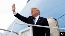 Donald Trump avant son départ d'Andrews Air Force Base, Maryland, à bord d'Air Force One, le 4 mai 2017. (AP Photo/Pablo Martinez Monsivais)