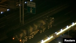 中國軍方一輛裝載東風遠程戰略導彈的車輛2009年9月18日臨晨駛向天安門廣場，參加建國60週年的閱兵預演。