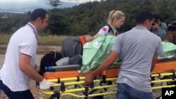 Des infirmiers turcs transportent un survivant d'un navire qui a chaviré dans un hôpital de Kocaeli, en Turquie, le 22 septembre 2017.
