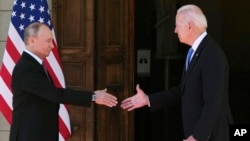 Le président américain Joe Biden et le président russe Vladimir Poutine se rencontrent à la "Villa la Grange", à Genève, en Suisse, le 16 juin 2021.