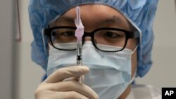 紐約一家醫院的醫護人員正在準備新冠疫苗