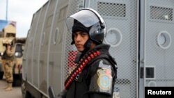 Un policier à Alexandrie pendant la célébration du 5eme anniversaire du soulèvement populaire qui a mis fin au règne de Hosni Mubarak, en Egypte, le 25 janvier 2016. REUTERS/Asmaa Waguih - RTX23Y7W