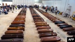 Cercueils des victimes du naufrage de Lampedusa dans un hangar de l'aéroport de l'île italienne le 5 octobre 2013.