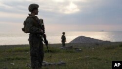 Dua tentara AS di Pulau Gotland, Swedia saat latihan militer bersama di Laut Baltik (foto: dok). Sebuah pesawat pembom SU-24 Rusia diduga melanggar wilayah udara Swedia di dekat pulau Gotland. 