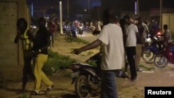 Un client dans la rue après l'attaque d'hommes armés dans un café à Ouagadougou, Burkina Faso, le 13 août 2017.