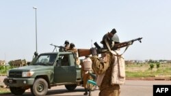Des militaires l'ex-Régiment de sécurité présidentielle (RSP) patrouillent près d'un camp à Ougadougou, Bukrina Faso, 29 sept.embre 2015