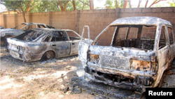 Des véhicules brûlés sont visibles dans l'enceinte de l'église dans la région de la CEAO de Damaturu, de l'État de Yobe, au nord-est du Nigeria, le 8 Novembre, 2011. 
