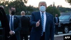 Le président américain Donald Trump lève le pouce alors qu'il quitte l'hôpital militaire Walter Reed à Bethesda, dans le Maryland, le 5 octobre 2020, pour retourner à la Maison Blanche. (Photo by SAUL LOEB / AFP)
