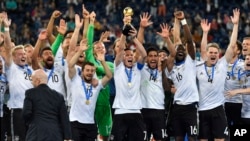 L'équipe allemande avec la coupe de la confédération en Russie, le 2 juillet 2017.