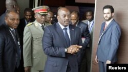 Le président congolais Joseph Kabila, au centre, arrive au sommet des Chefs d’Etat de l’Afrique centrale et australe sur la crise en RDC, à Luanda, Angola, 21 octobre 2016.