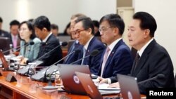 南韓總統尹錫悅（右一）2024年1月16日在龍山總統府召開內閣會議。（路透社/韓聯社）