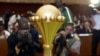 Le nouveau trophée de la Coupe d'Afrique des Nations (CAN) de football est présenté à la presse par la Confédération Africaine de Football (CAF) le 17 janvier 2002, à Bamako. 